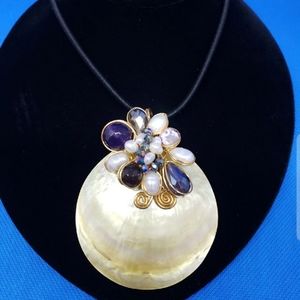 Beautiful Necklace Shell with Pearls stone